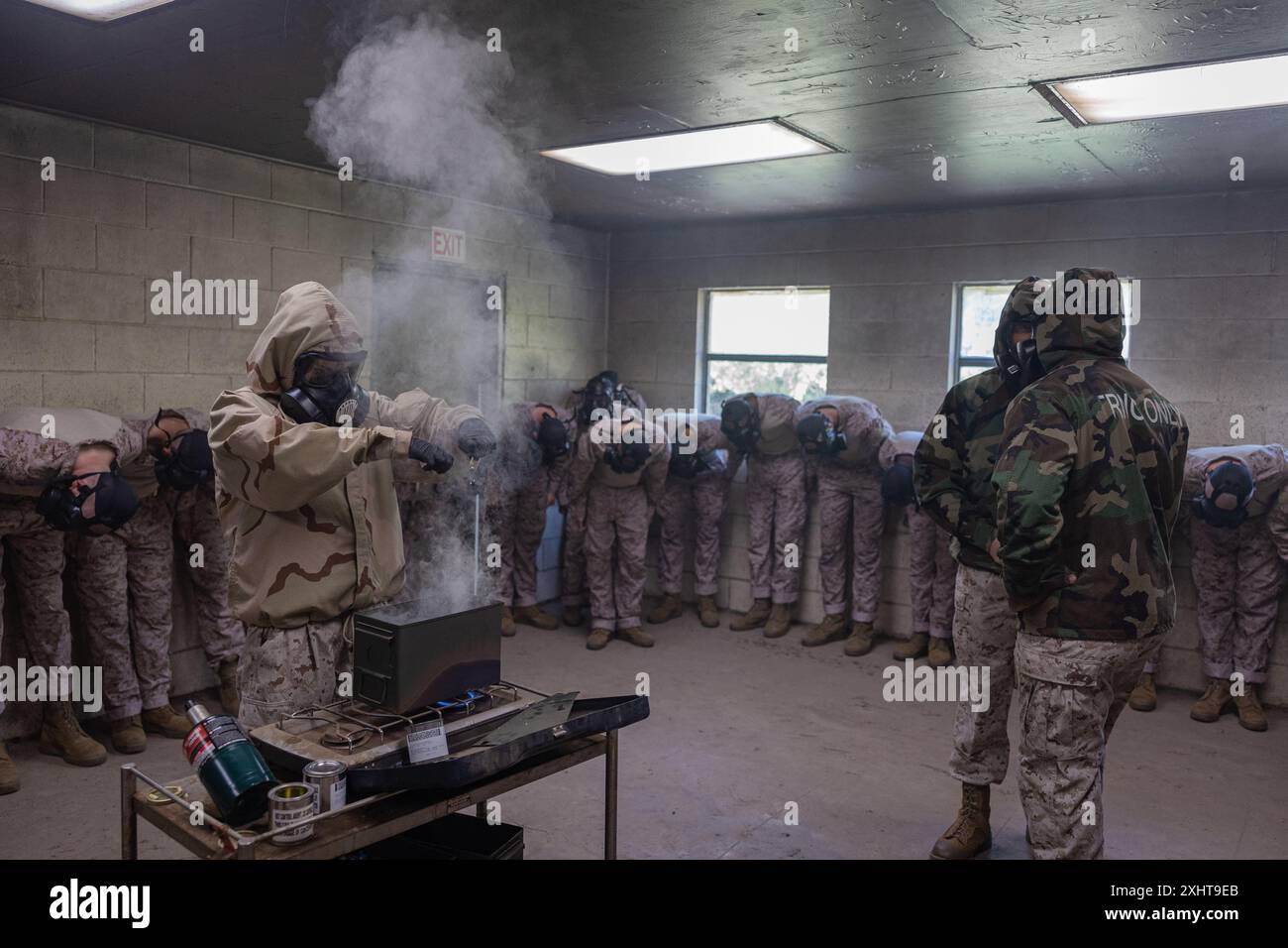 Rekruten der Bravo Company, 1. Rekruten-Ausbildungsbataillon, absolvieren die Gaskammer während der Ausbildung zur chemischen, biologischen, radiologischen und nuklearen Verteidigung im Marine Corps Recruit Depot Parris Island, S.C., 15. Juli 2024. Rekruten werden CS-Gas ausgesetzt, um sich mit der Verwendung ihrer Gasmasken vertraut zu machen. (Foto des U.S. Marine Corps von Lance CPL. Ayden Cassano) Stockfoto