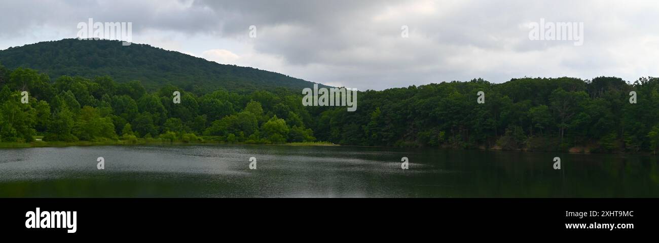 Der Marquette Lake ist bekannt für sein Forellenfischen, seine dreieckige Form und seine beliebten Angelplätze. Er befindet sich auf dem Gelände von Fort Indiantown Gap und liegt direkt außerhalb der gesicherten Basis. Es hat auch eine einfache und zugängliche Bootsrampe und Wanderwege für andere zu genießen. (Foto der Nationalgarde der US-Armee von SPC. Jessica Barb) Stockfoto
