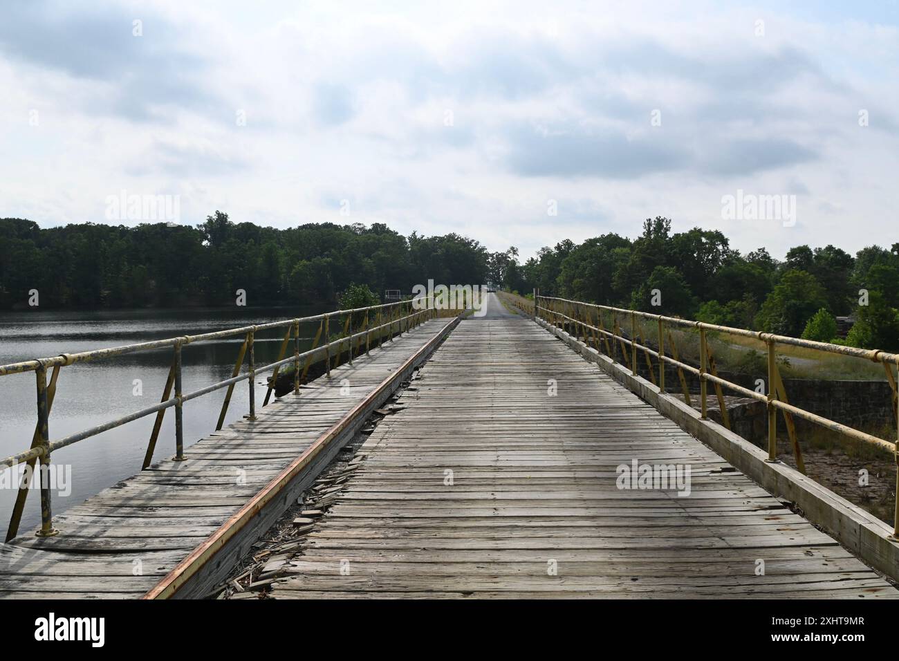 Der Marquette Lake ist bekannt für sein Forellenfischen, seine dreieckige Form und seine beliebten Angelplätze. Er befindet sich auf dem Gelände von Fort Indiantown Gap und liegt direkt außerhalb der gesicherten Basis. Es hat auch eine einfache und zugängliche Bootsrampe und Wanderwege für andere zu genießen. (Foto der Nationalgarde der US-Armee von SPC. Jessica Barb) Stockfoto