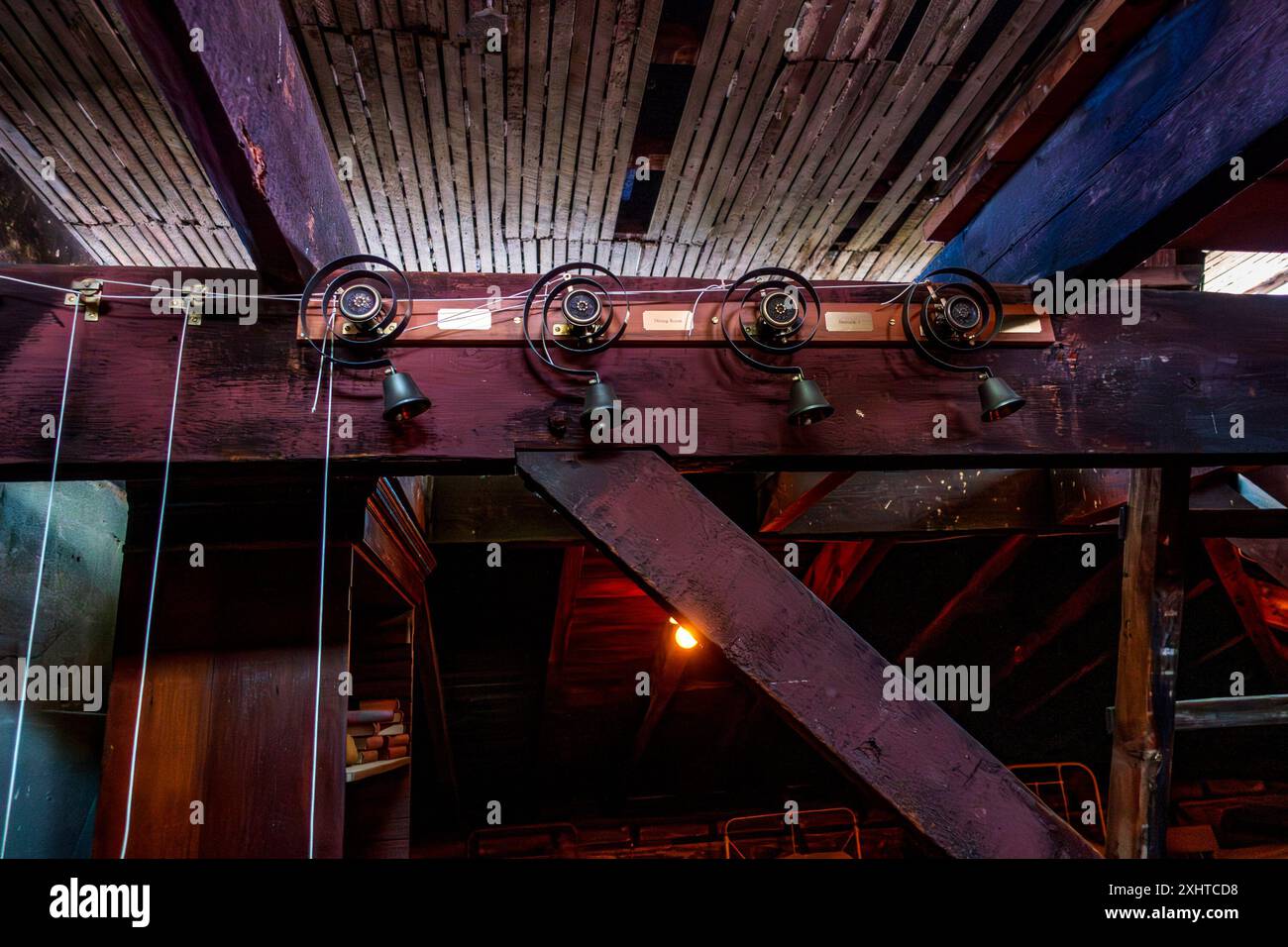 Bronx, NY - USA - 13. Juli 2024: Blick auf die historischen gefederten Glocken, die für die Kommunikation im Haushalt genutzt wurden und die das Dienstquartier im dritten Stock verbinden Stockfoto