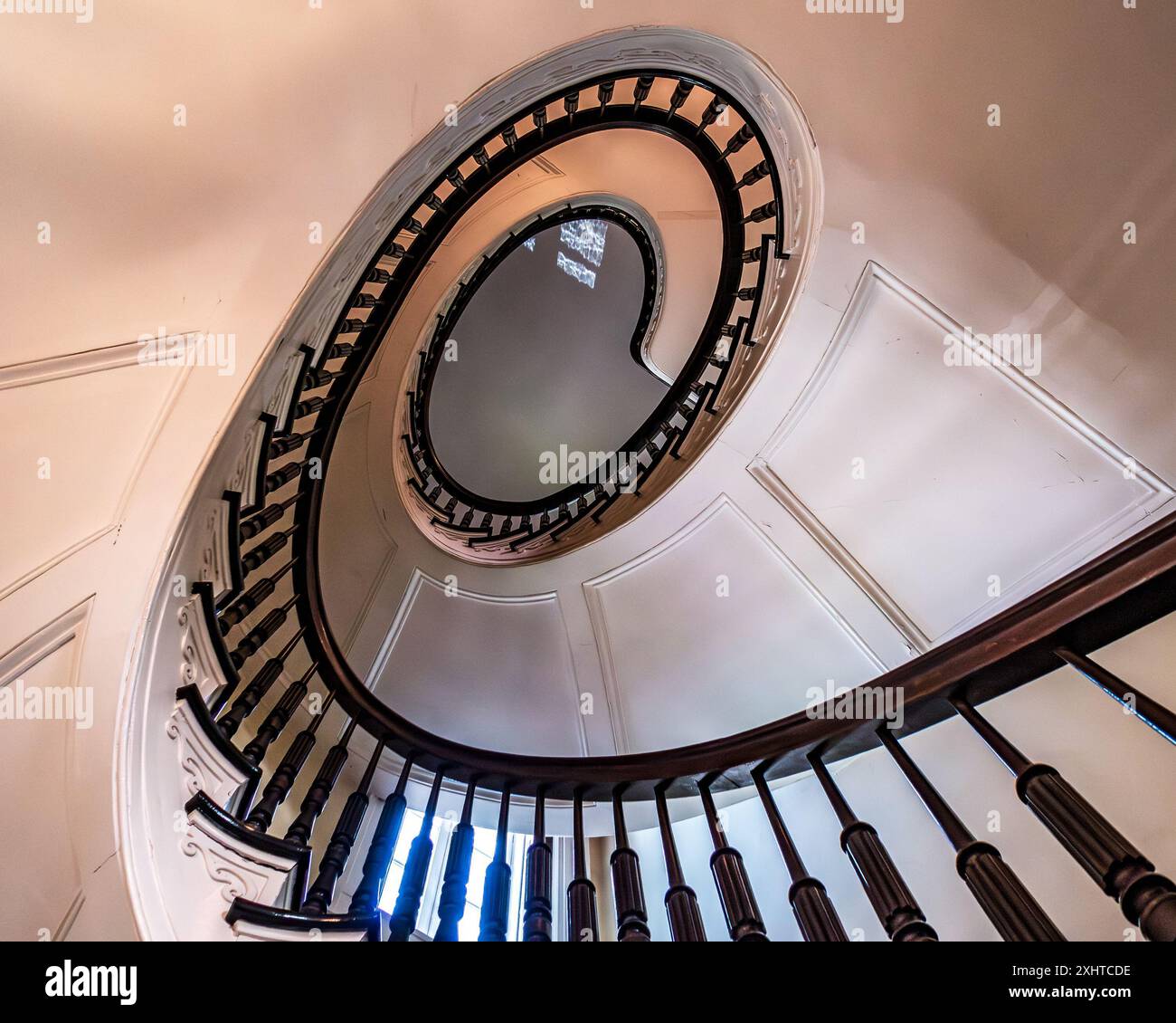 Bronx, NY - USA - 13. Juli 2024 die ikonische elliptische Treppe des Bartow-Pell Mansion ist ein atemberaubender Blickpunkt mit eleganten Kurven und kunstvollem Rilin Stockfoto