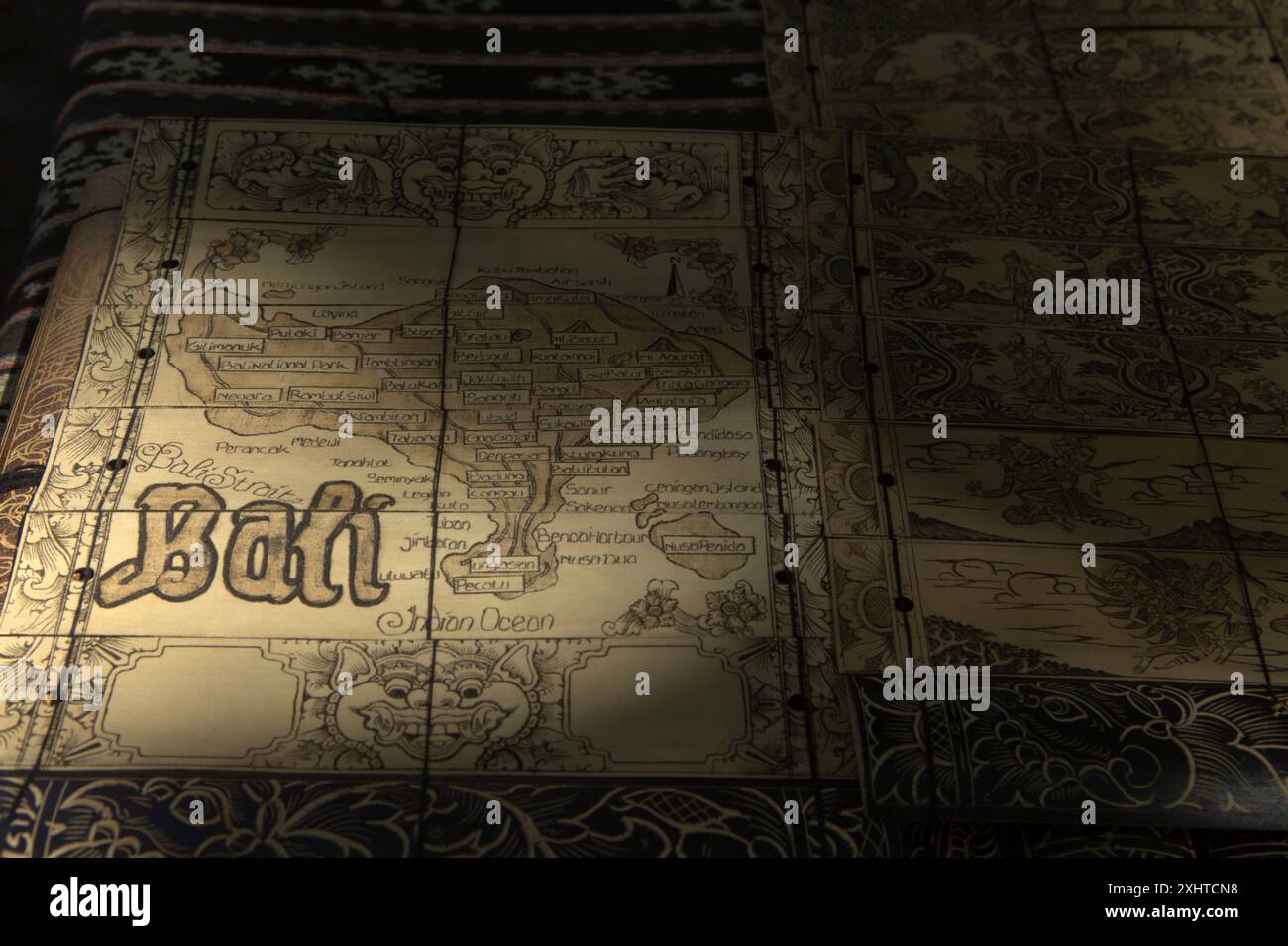 Zeichnung der Bali-Karte auf langen Kunstwerken, die zum Verkauf als Souvenir im traditionellen Dorf Tenganan Pegringsingan, Bali, Indonesien, ausgestellt werden. Stockfoto