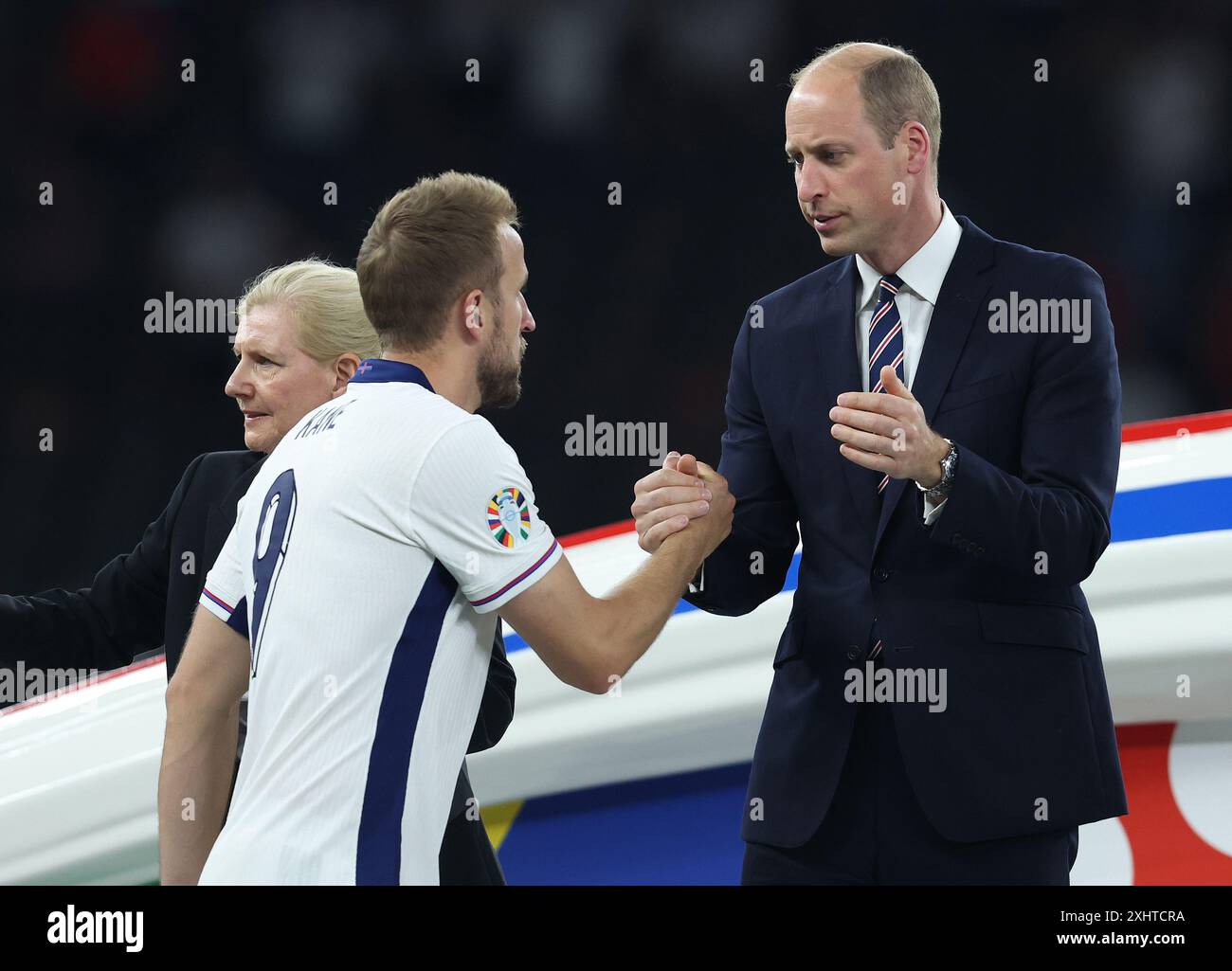 Berlin, Deutschland. Juli 2024. Harry Kane aus England schüttelt sich beim Endspiel der UEFA-Europameisterschaften im Berliner Olympiastadion die Hand mit HRH William, dem Prinzen von Wales. Foto: Paul Terry/Sportimage Credit: Sportimage Ltd/Alamy Live News Stockfoto