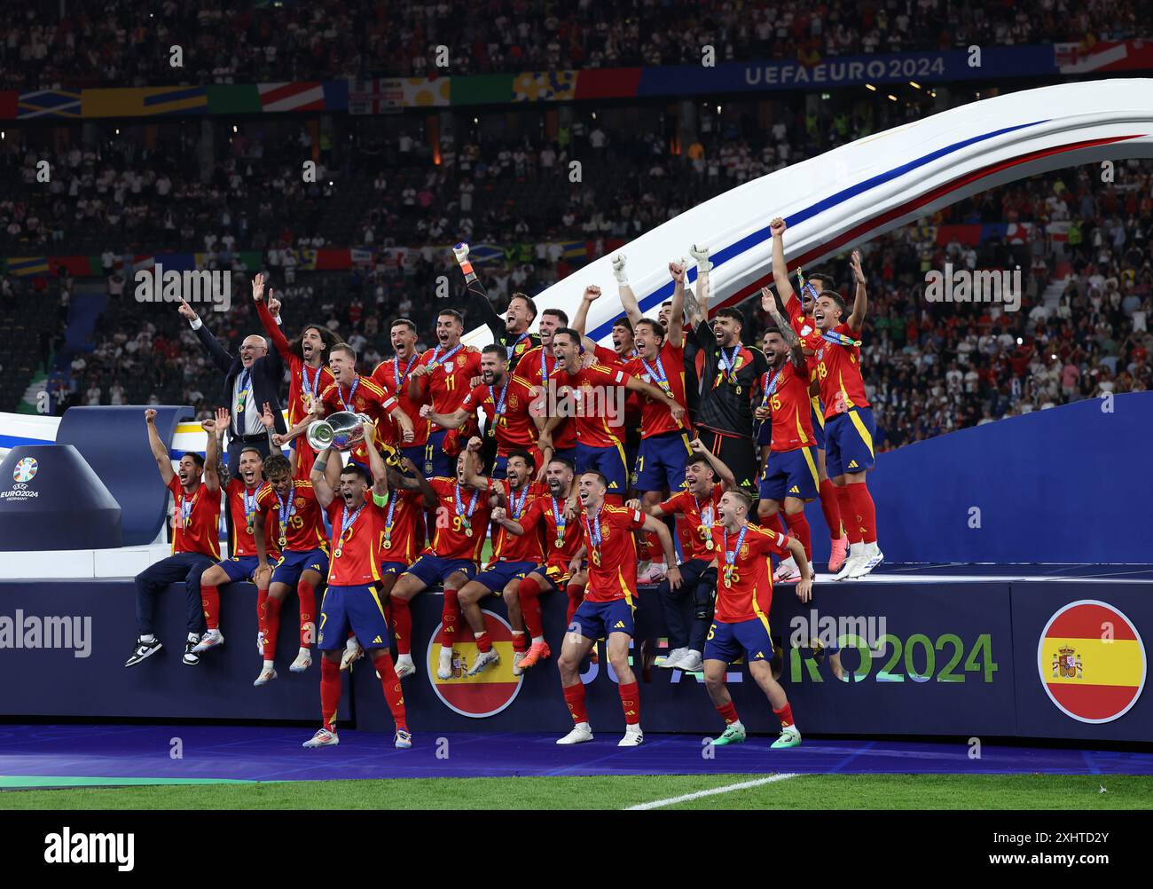 Berlin, Deutschland. Juli 2024. Das spanische Team feiert nach dem Endspiel der UEFA-Europameisterschaften im Berliner Olympiastadion. Foto: Paul Terry/Sportimage Credit: Sportimage Ltd/Alamy Live News Stockfoto