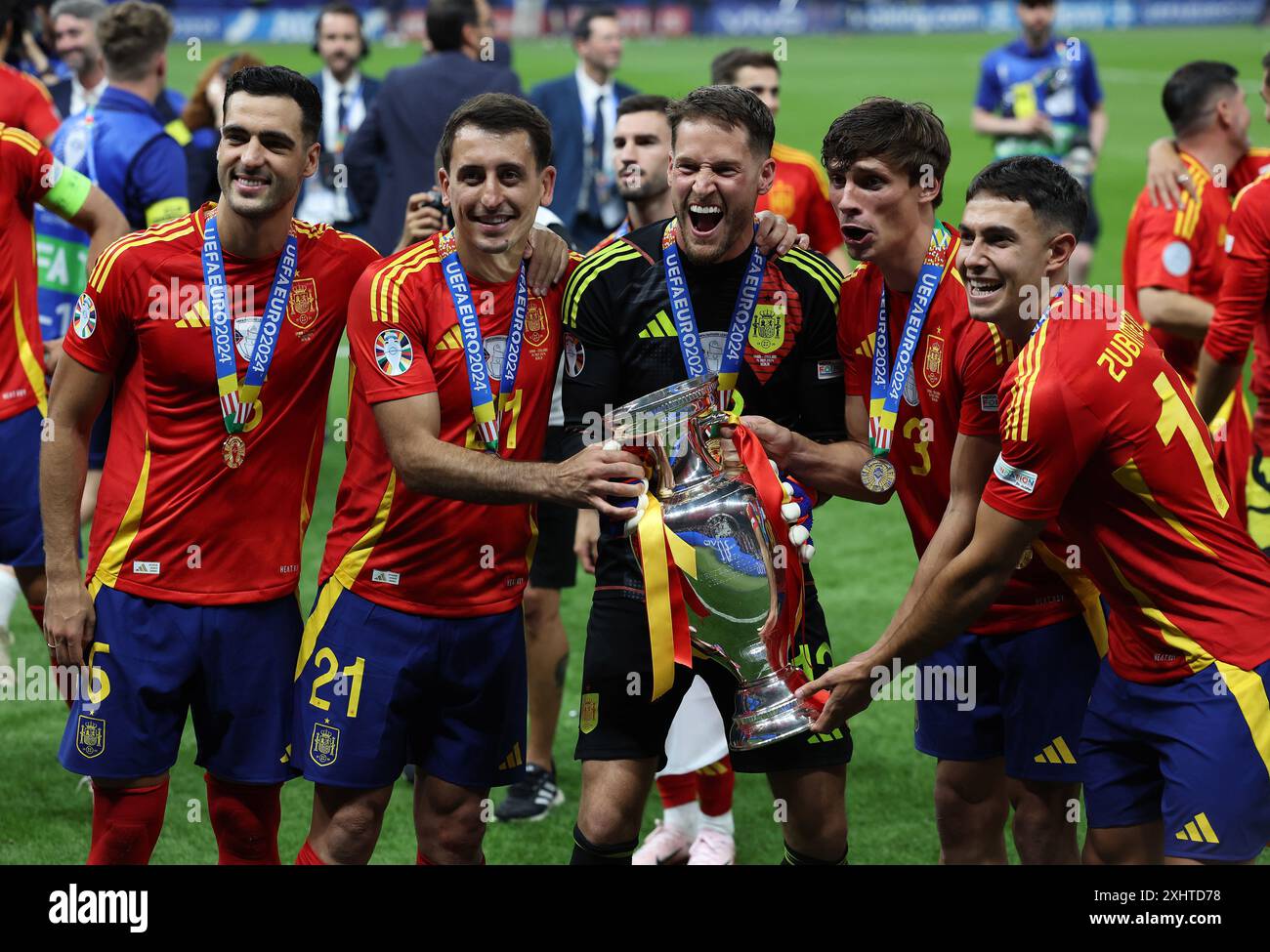 Berlin, Deutschland. Juli 2024. Das spanische Team feiert mit der Trophäe nach dem Endspiel der UEFA-Europameisterschaft im Olympiastadion in Berlin. Foto: Paul Terry/Sportimage Credit: Sportimage Ltd/Alamy Live News Stockfoto