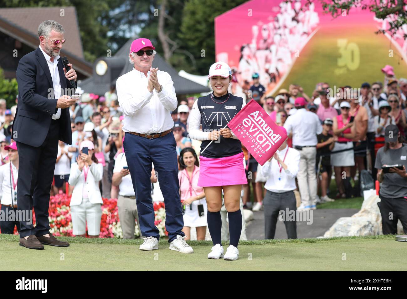 FRANKREICH, EVIAN-LES-BAINS, 14. JULI. Ayaka Furue von Japan feiert mit einer Flagge der Amundi Evian Championship mit Frank Riboud, dem Amundi Evian Championship President (R) und Jacques Bungert, dem Amundi Evian Championship Vice President, während der vierten Runde der Amundi Evian Championship im Evian Resort Golf Club am 14. Juli, 2024 in Evian-les-Bains, Frankreich. Kredit: Manuel Blondeau/AOP. Press/AFLO/Alamy Live News Stockfoto