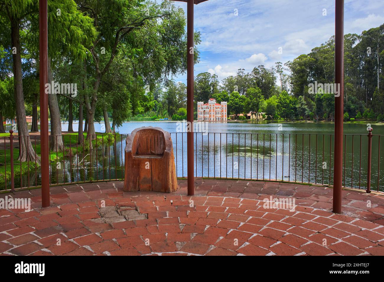 Blick vom Kiosk der ehemaligen Chautla Hacienda, mit der Burg im Hintergrund, einem Holzsitz, Touristenort, keine Leute Stockfoto