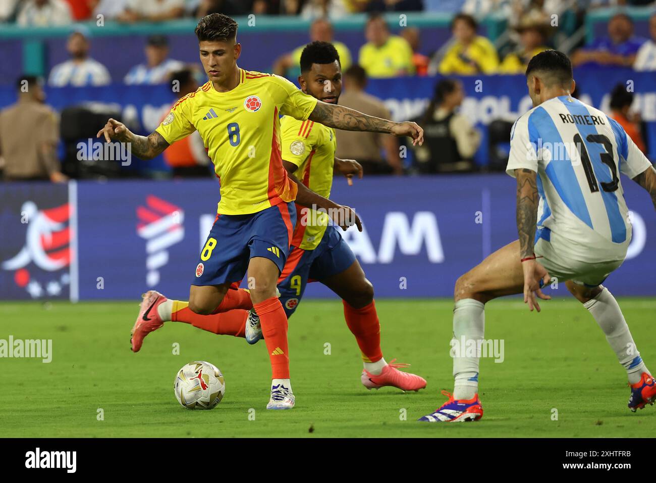 Miami, Florida, USA. Juli 2024. Der kolumbianische Mittelfeldspieler Jorge Carrascal (LI) kontrolliert den nächsten argentinischen Verteidiger Cristian Romero (R) während des Endspiels der Copa América USA 2024 zwischen Argentinien und Kolumbien am 14. Juli 2024 im Hard Rock Stadium. Quelle: Alejandro Pagni/Alamy Live News Stockfoto