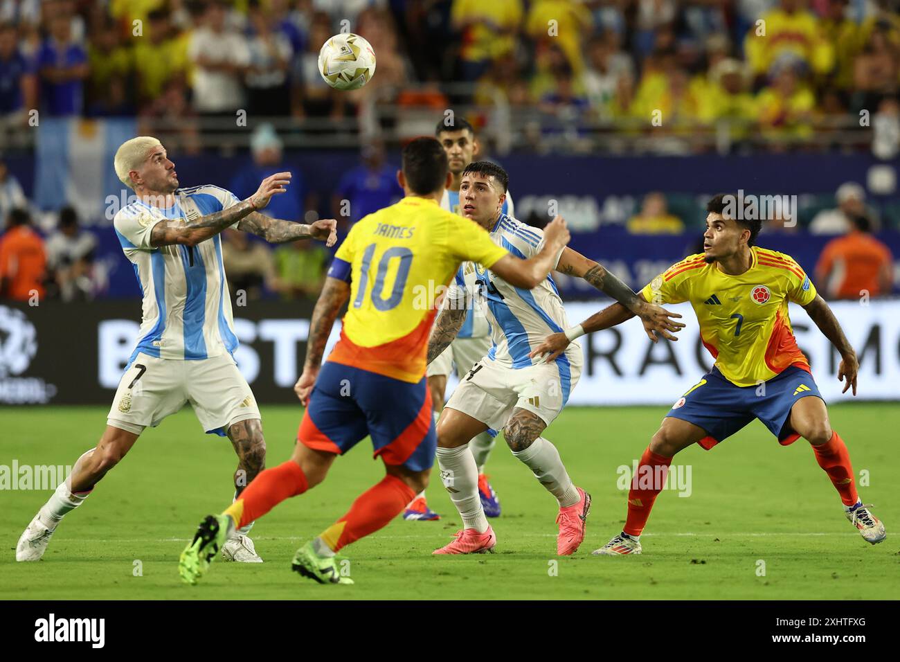 Miami, Florida, USA. Juli 2024. Der argentinische Mittelfeldspieler Rodrigo de Paul (L) führt den Ball beim Finale der Copa América USA 2024 zwischen Argentinien und Kolumbien am 14. Juli 2024 im Hard Rock Stadium an. Quelle: Alejandro Pagni/Alamy Live News Stockfoto