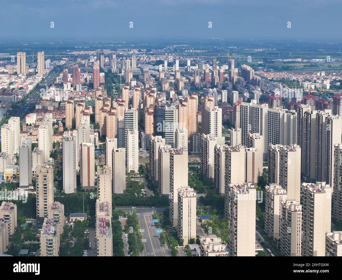 LIANYUNGANG, CHINA - 15. JULI 2024 - Luftbild zeigt Wohngebäude im Bezirk Ganyu der Stadt Lianyungang, Provinz Jiangsu im Osten Chinas, Ju Stockfoto