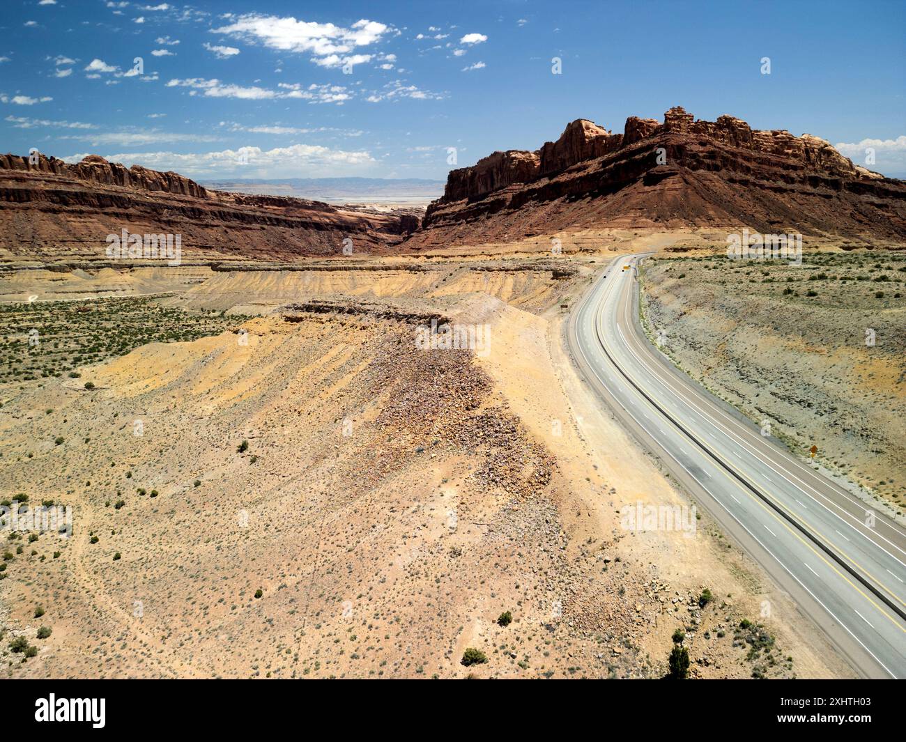 Aus der Vogelperspektive auf die I-70 im Zentrum von Utah in der dramatischen Wüstenlandschaft am San Rafael Swell Stockfoto