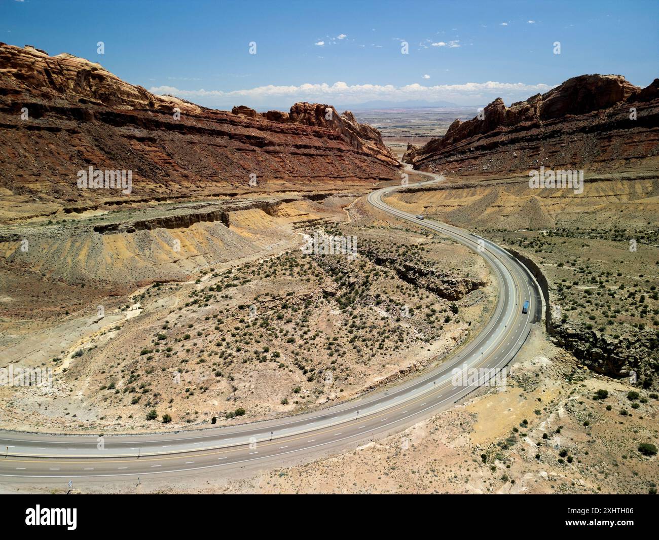 Aus der Vogelperspektive der interstate 70 durch die interessante felsige Wüstengeologie des San Rafael Swell in Emery County, Utha Stockfoto