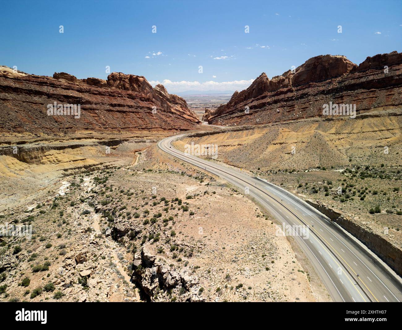 Aus der Vogelperspektive der interstate 70 durch die interessante felsige Wüstengeologie des San Rafael Swell in Emery County, Utha Stockfoto