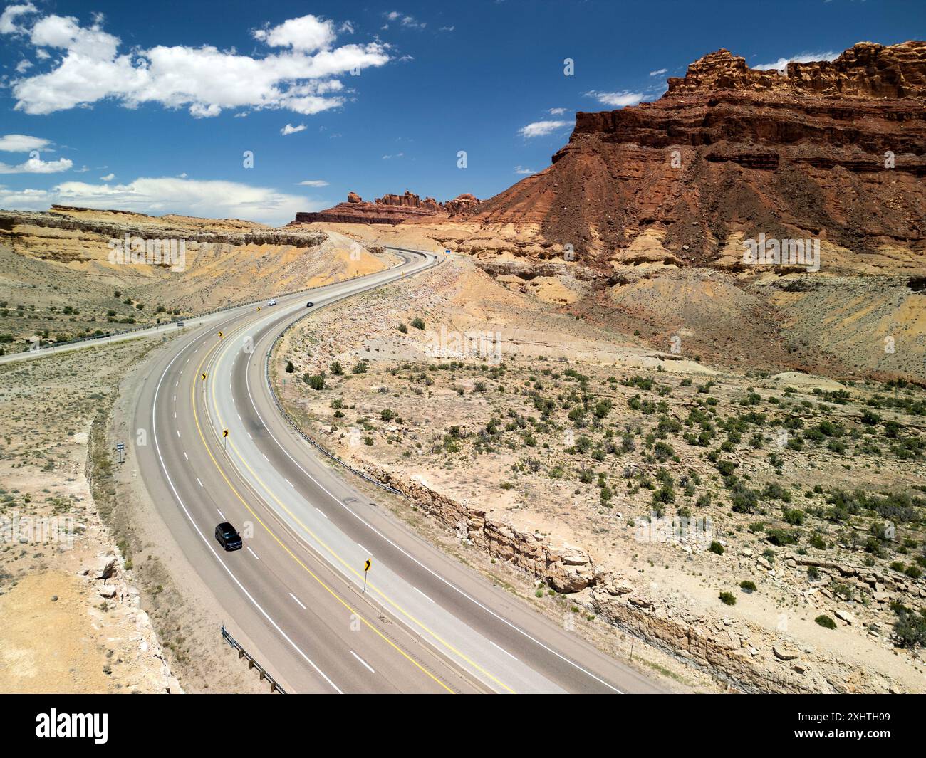 Aus der Vogelperspektive der interstate 70 durch die interessante felsige Wüstengeologie des San Rafael Swell in Emery County, Utha Stockfoto