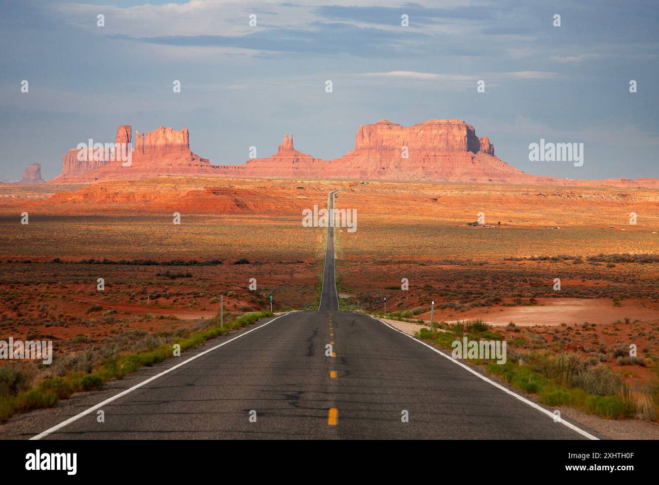 Mit Blick auf die Mitte des Highway 163 bietet sich die klassische Westansicht der Buttes of Monument Valley auf der Navajo Reservation in Utah Stockfoto