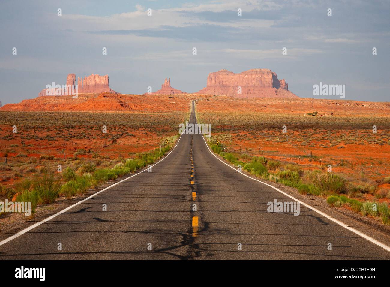 Mit Blick auf die Mitte des Highway 163 bietet sich die klassische Westansicht der Buttes of Monument Valley auf der Navajo Reservation in Utah Stockfoto