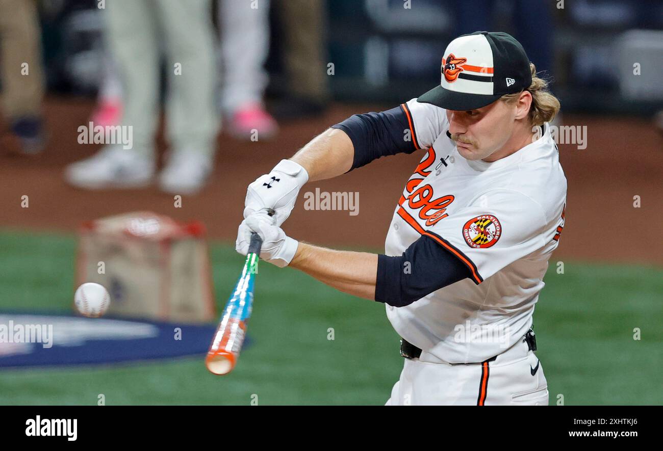 Arlington, Usa. Juli 2024. Baltimore Orioles Shortstop Gunnar Henderson (2) verbindet sich während des Home Run Derbys, das am Montag, den 15. Juli 2024 zum All Star Game im Globe Life Field in Arlington, Texas, führt. Foto: Matt Pearce/UPI Credit: UPI/Alamy Live News Stockfoto