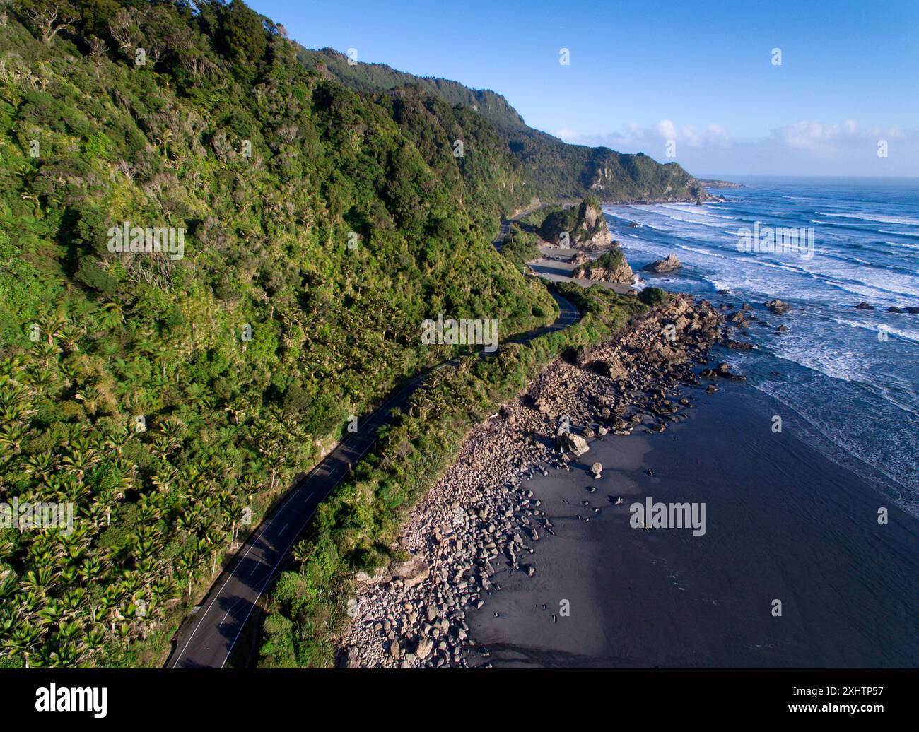 Rundumsicht auf die malerische Küste und den Highway in der Nähe von Punakaiki, Westküste, Neuseeland Stockfoto