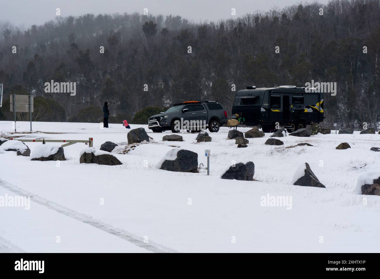 Denison Campingplatz im Kosciuszko National Park, New South Wales, Australien, 16. Juli 2024; Geländewagen und Wohnwagen auf dem schneebedeckten Denison Camping Ground im Kosciuszko National Park Credit PjHickox/Alamy Live News Stockfoto