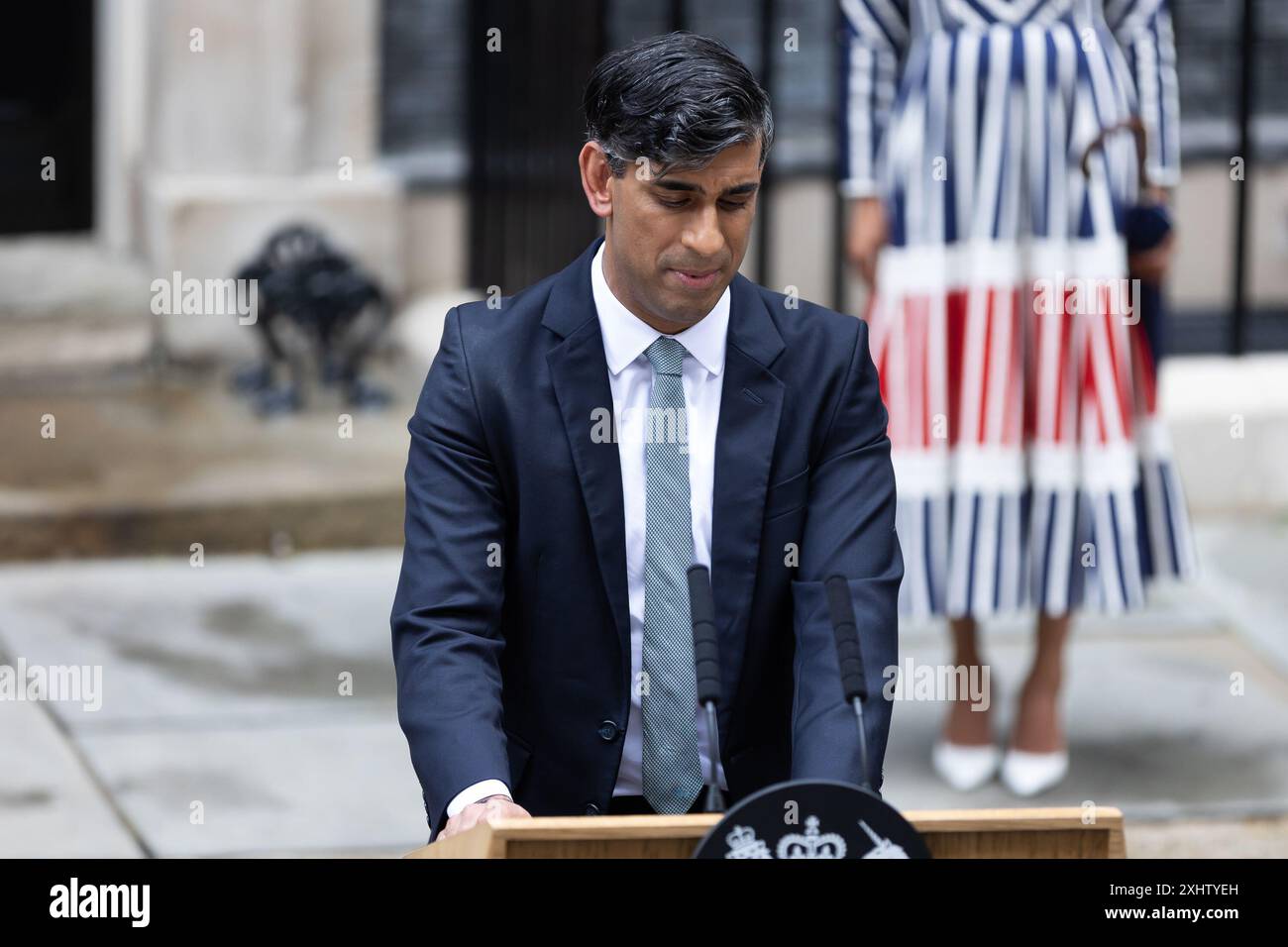 London, Großbritannien. Juli 2024. Rishi Sunak hält seine Rücktrittsrede, seine letzte als britischer Premierminister außerhalb der Downing Street 10. Die oppositionelle Labour Party gewann bei den gestrigen Parlamentswahlen einen Erdrutschsieg, der 14 Jahre konservativer Herrschaft endete, und Keir Starmer wurde bald zum nächsten Premierminister des Landes ernannt. (Foto: Tejas Sandhu/SOPA Images/SIPA USA) Credit: SIPA USA/Alamy Live News Stockfoto