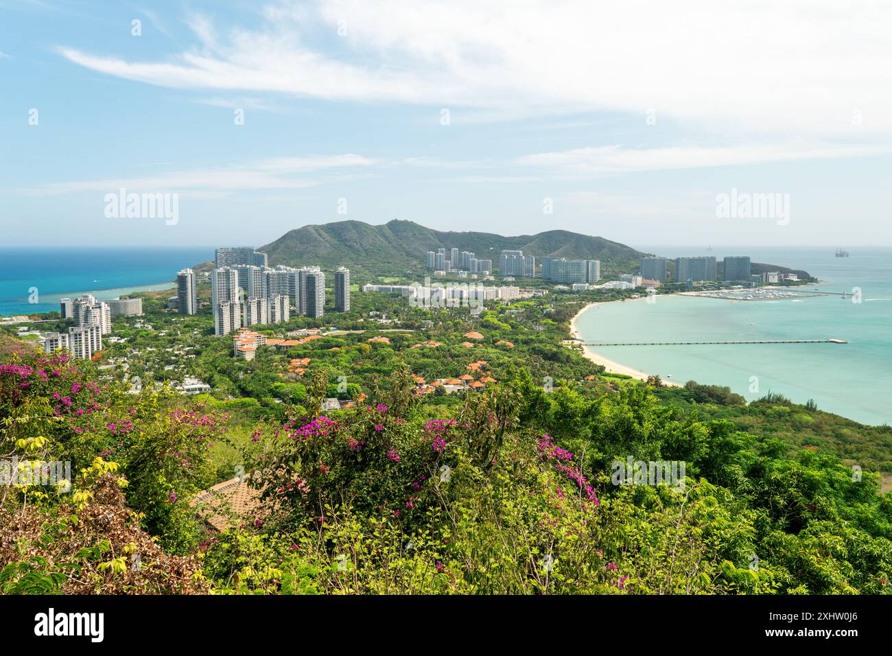 Blick von der Südchinesischen Küste, da Dong Hai Bucht. Wunderschöne Aussicht auf Hainan Island von oben Stockfoto