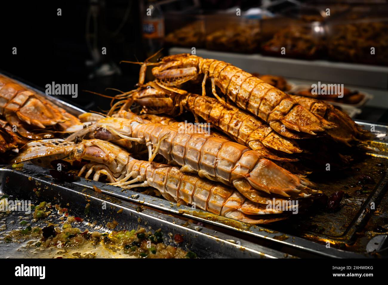 Flusskrebse oder Mantis Shrimps gegrillt auf dem chinesischen Markt, Meeresfrüchte Hintergrund, Meeresfrüchte Markt Stockfoto