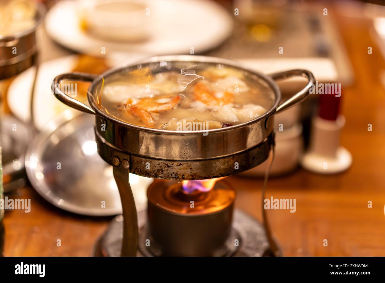 Selbstkochende chinesische Suppe in einem Restaurant am Tisch. Chinesische Küche. Stockfoto
