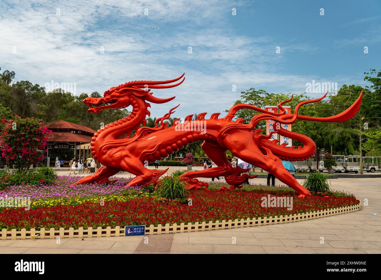 Sanya, China - 17. Mai 2024: Der rote Drache auf dem Territorium des buddhistischen Kulturparks Nanshan, das nationale Symbol Chinas Stockfoto