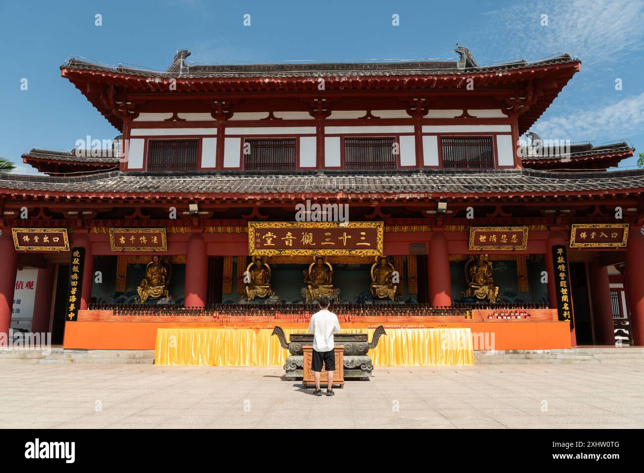 Sanya, China – 17. Mai 2024: Chinesischer buddhistischer Tempel. Gebäudefassade. Nanshan Cultural Tourism Zone. Sanya. Hainan Island. China Asien Stockfoto