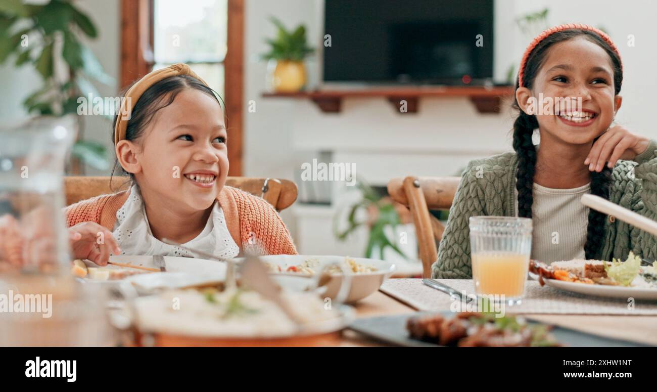 Mädchen, Kinder und Frühstück mit Lächeln in der Küche für Ernährung, Essen für Ernährung oder Gesundheit. Weibliche Kinder, zusammen und hungrige Geschwister mit Glück Stockfoto
