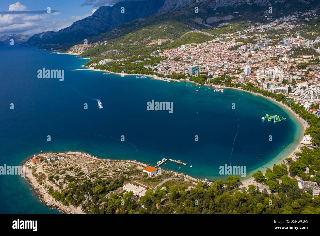 Luftaufnahmen. Wunderschöne Küste aus der Vogelperspektive in der Nähe der Stadt Makarska, Dalmatien, Kroatien. Makarska Riviera, berühmter und touristischer Ort Stockfoto