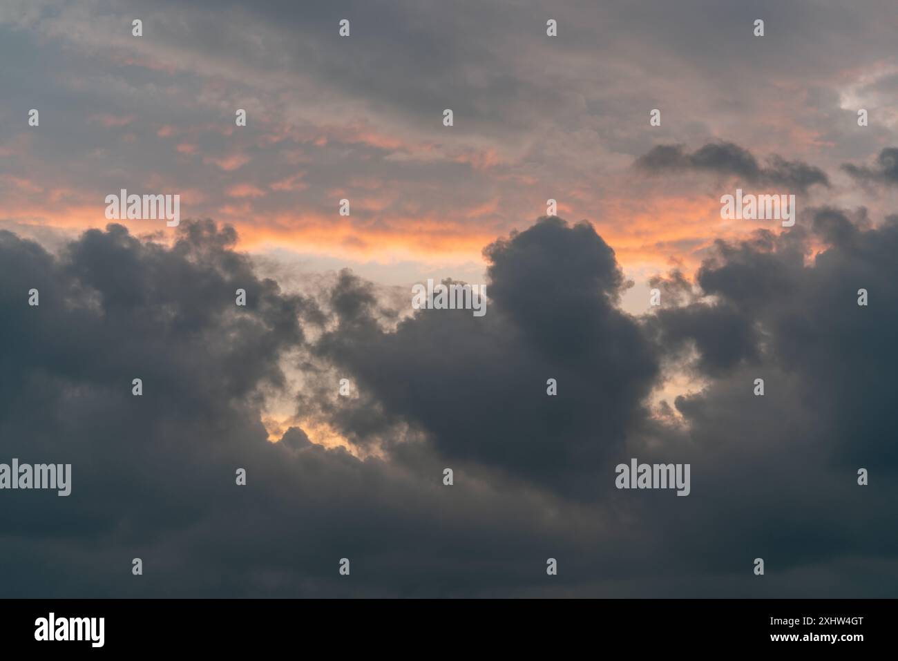 Wunderschöner Sonnenuntergangshimmel. Wolken bei Sonnenuntergang. Große rosa Wolken, Panoramablick Stockfoto