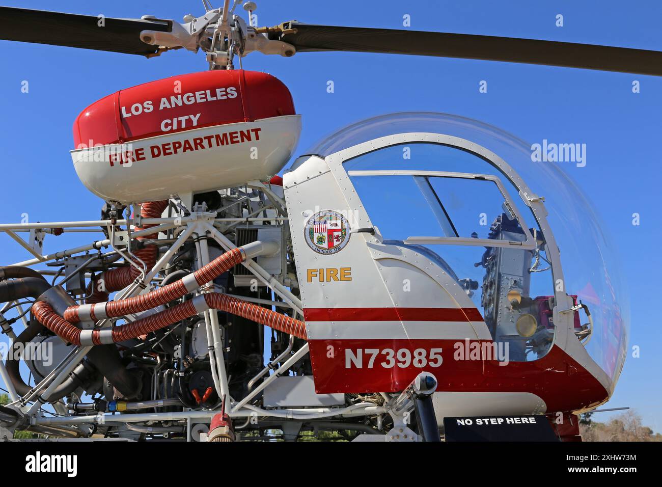 Los Angeles, Kalifornien, USA - 12. November 2022: Ein pensionierter und restaurierter Bell 47G Hubschrauber, der dem L.A. Fire Department Museum gehört, wird ausgestellt. Stockfoto