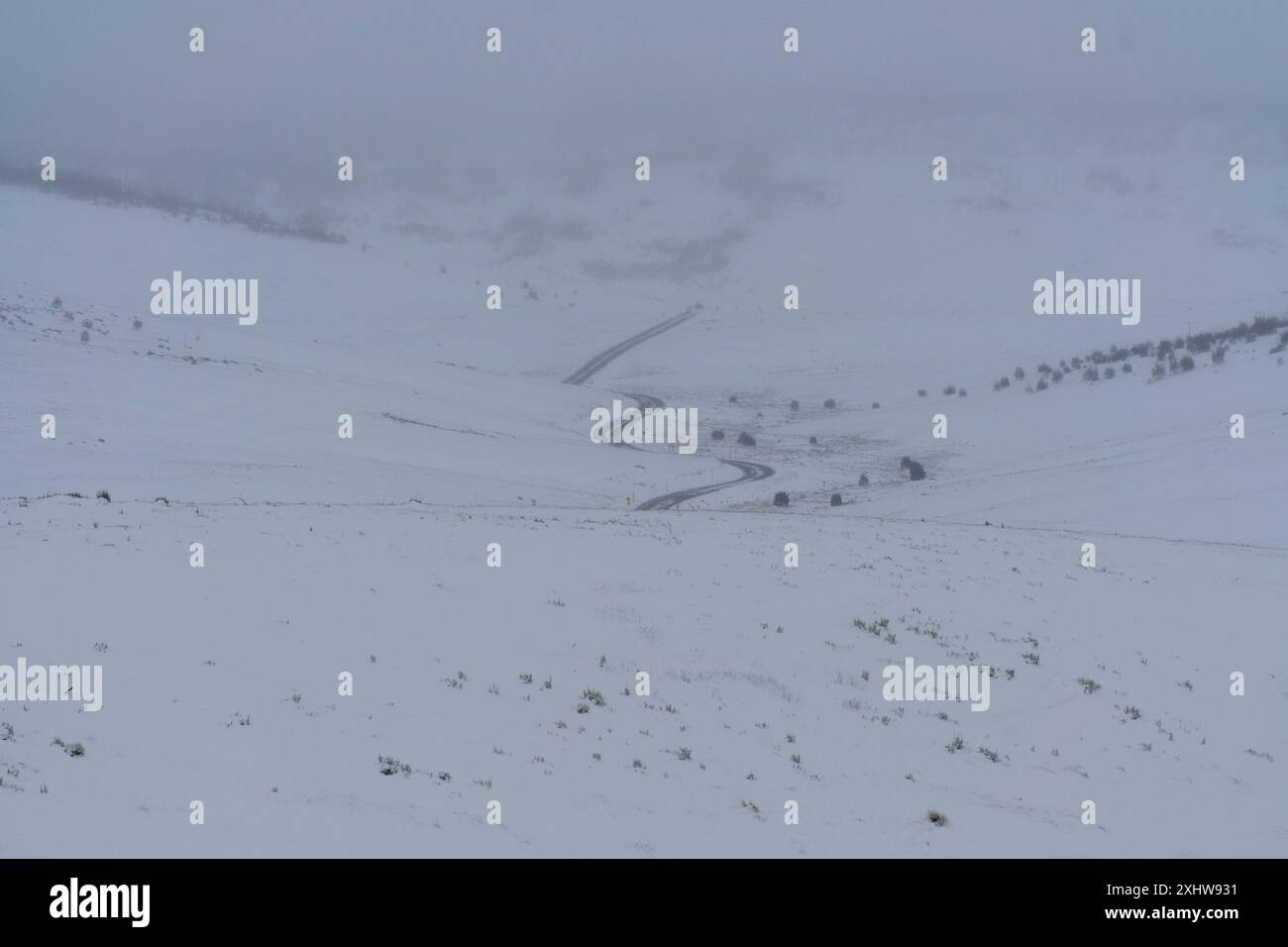 Blick über die frisch verschneite Landschaft in Richtung des historischen Kiandra und des Snowy Mountains Highway in der Ferne Stockfoto