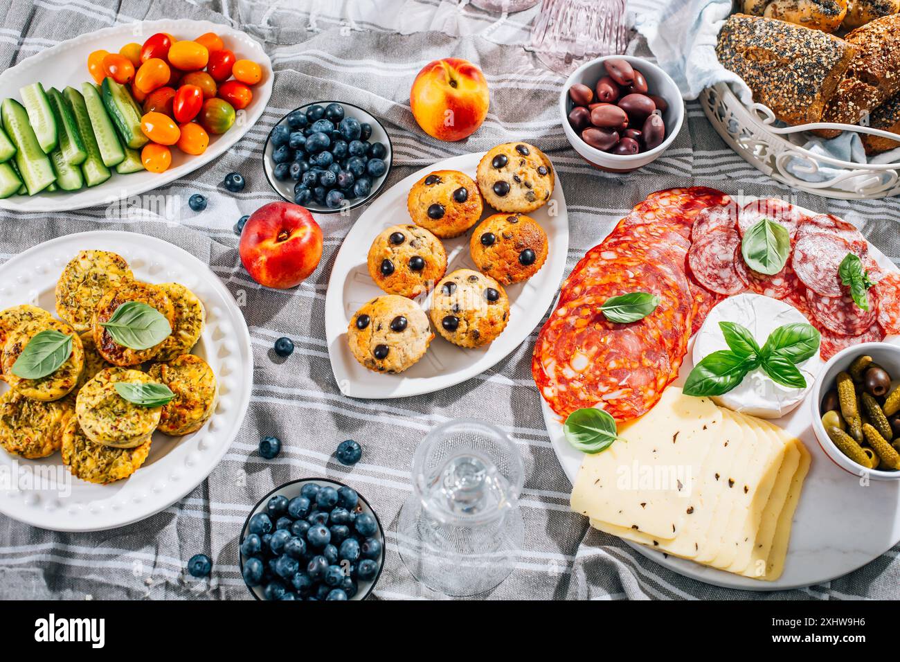 Picknick, Vorspeisen und Käse- und Fleischplatte mit süßen und herzhaften Muffins und Obst Stockfoto