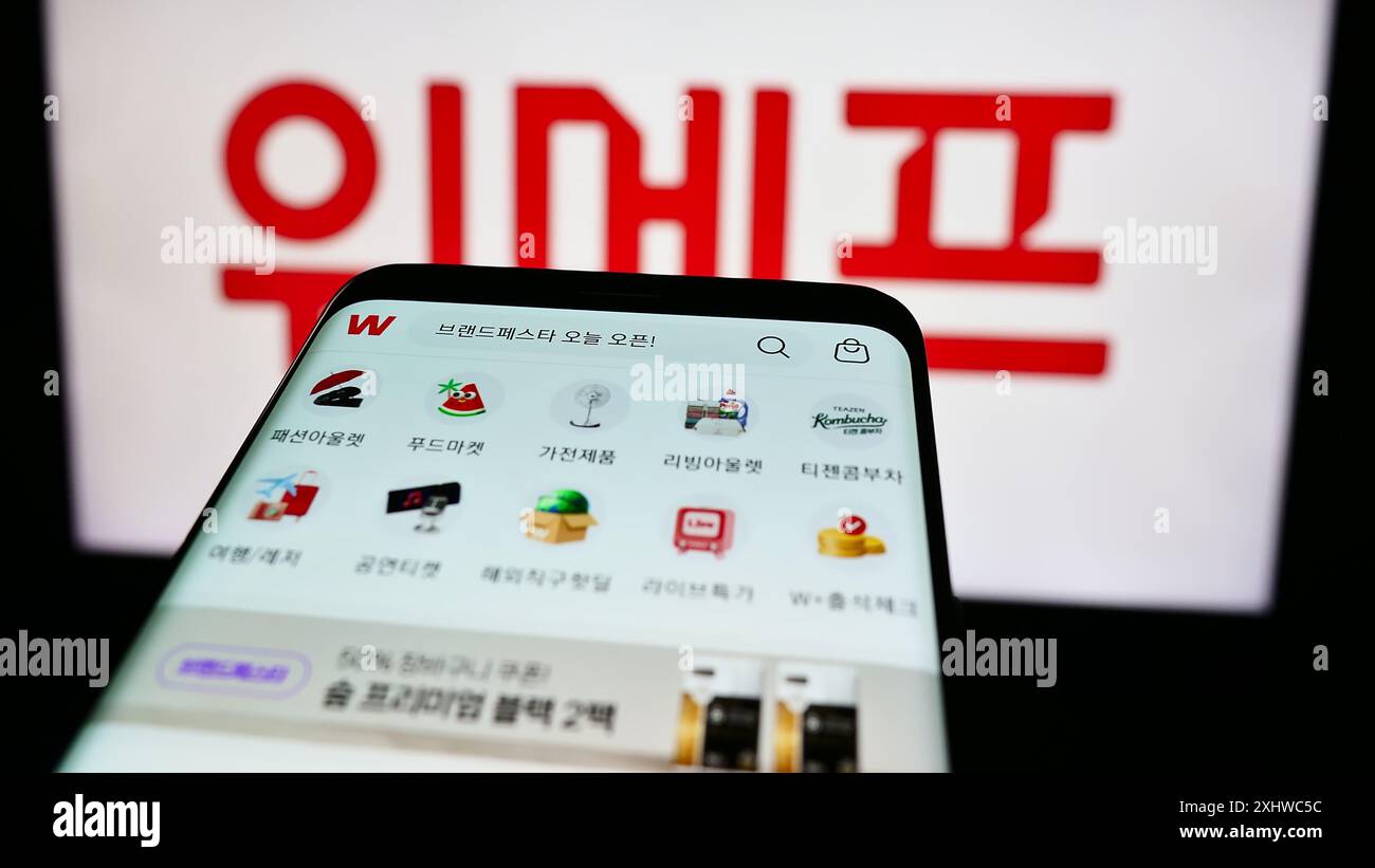 Smartphone mit Website des südkoreanischen E-Commerce-Unternehmens Wemakeprice vor dem Geschäftslogo. Fokussieren Sie sich oben links auf der Telefonanzeige. Stockfoto