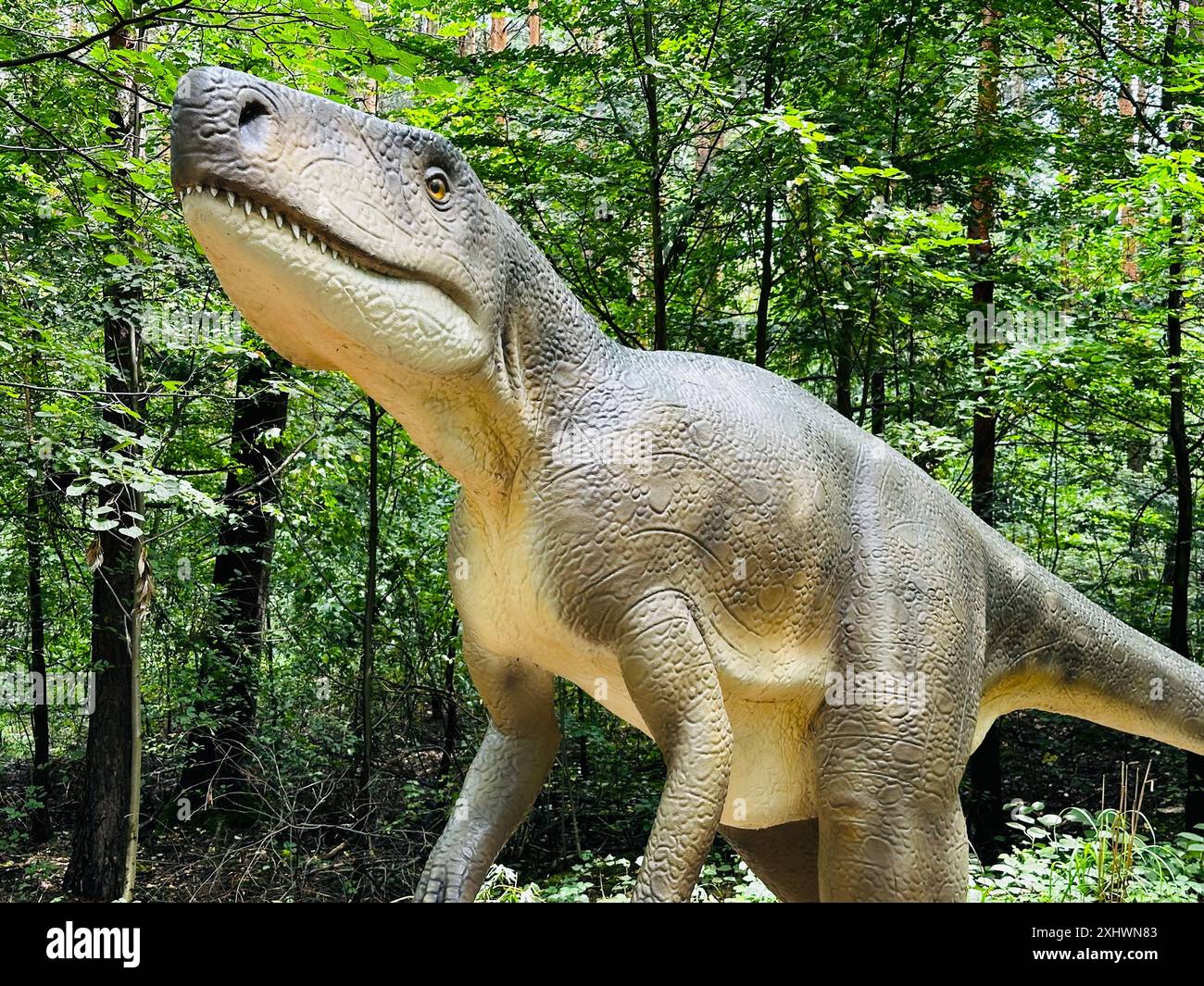 Archozaur-Dinosaurier. Realistische Figur eines Archozaur-Dinosaurier-Waldparks in Kazimierz Sosnowiec. Prähistorisches Raubtier faszinierendes Element der La Stockfoto