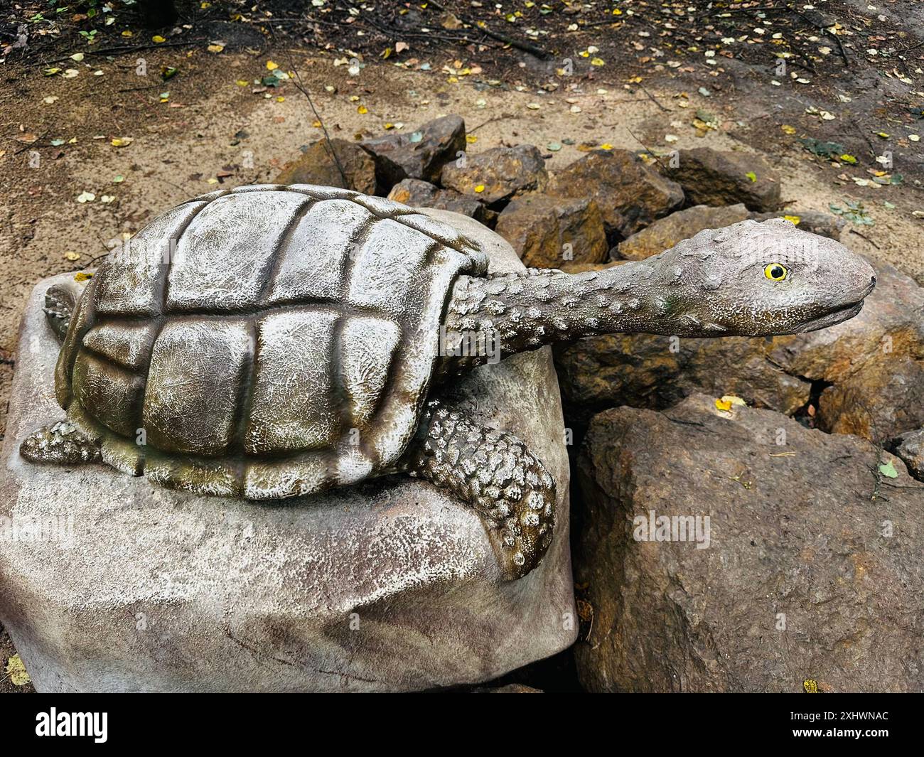 Schildkrötendinosaurier. Realistische Figur eines Schildkröten-Dinosauriers im Waldpark Kazimierz Sosnowiec. Prähistorische Raubtiere bilden ein faszinierendes Element des Stockfoto