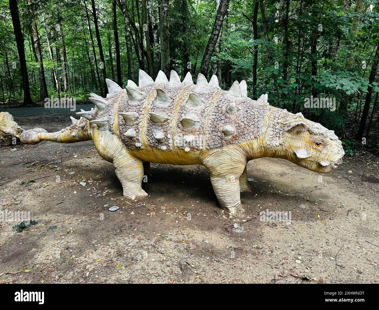Realistische Figur eines Sajchania-Dinosaurier-Waldparks in Kazimierz Sosnowiec. Prähistorische Raubtiere schaffen ein faszinierendes Element der Landschaft, AT Stockfoto