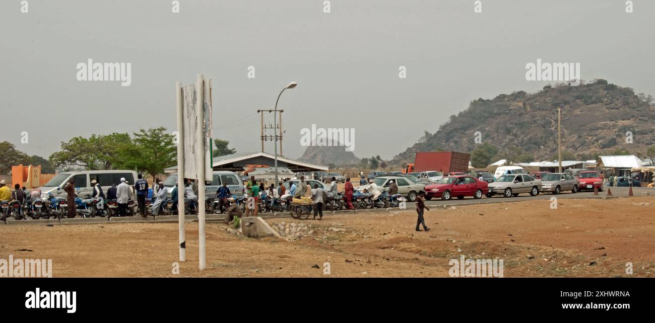 Schlange vor der Tankstelle der Nigerian National Petroleum Corporation (NNPC) während des Streiks, Bundesstaat Bauchi, Nigeria, Afrika. Zu diesem Zeitpunkt ist der Benzinmotor tr Stockfoto
