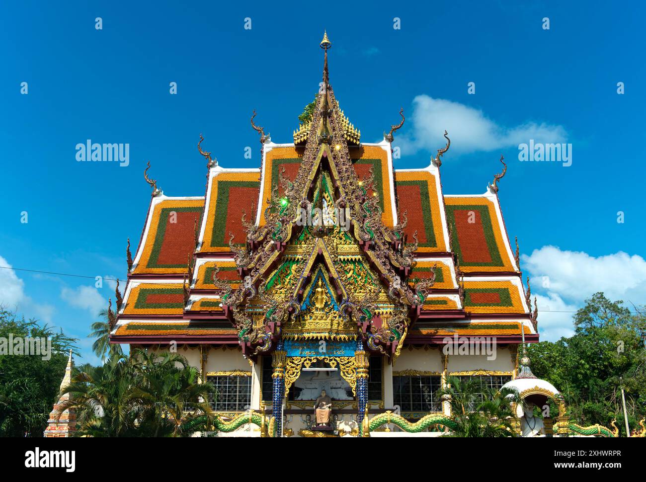 Ordinationshalle oder Bot des Tempels Wat Plai Laem mit mehrstöckigem Dach mit Naga-Schlange als Spitzvolute, Koh Samui, Thailand Stockfoto