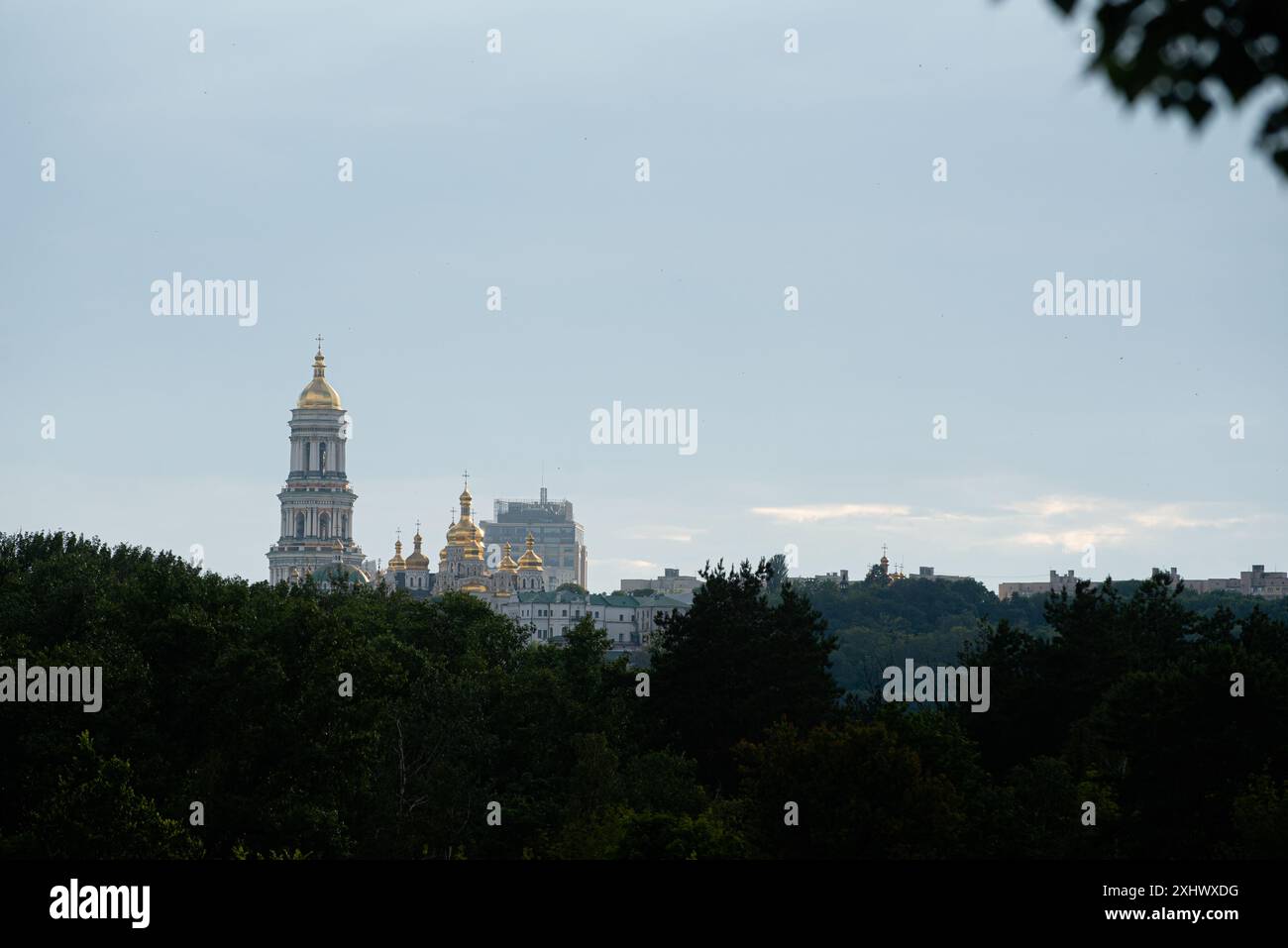 Foto des Kiewer Petschersker Lavra vom linken Ufer Stockfoto