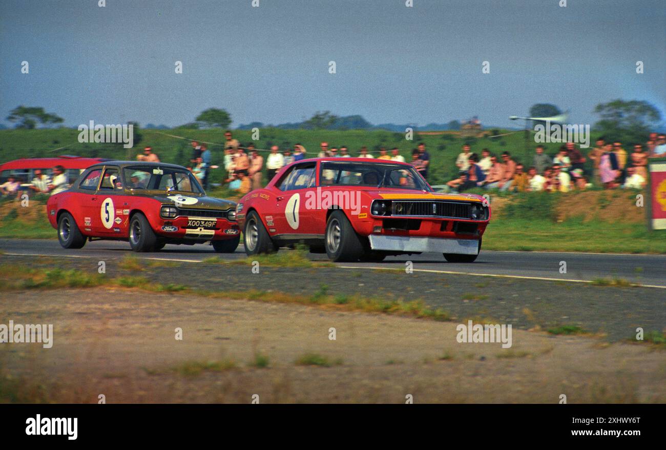 Roy Pierpoint Chevrolet Camaro vor Frank Gardners Ford Escort Twin Cam, British Saloon Car Championship Croft Autodrome Darlington 1969 England Stockfoto