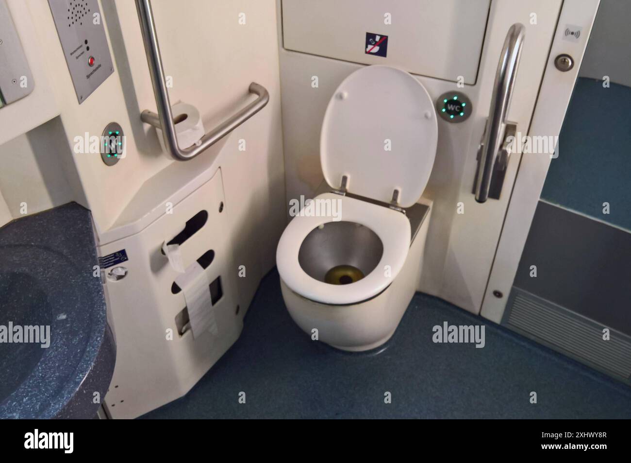 DB Deutsche Bahn, schutzige Zug-Toilette im Regionalzug von München nach Passau *** DB Deutsche Bahn, Schutztoilette im Regionalzug München nach Passau Stockfoto