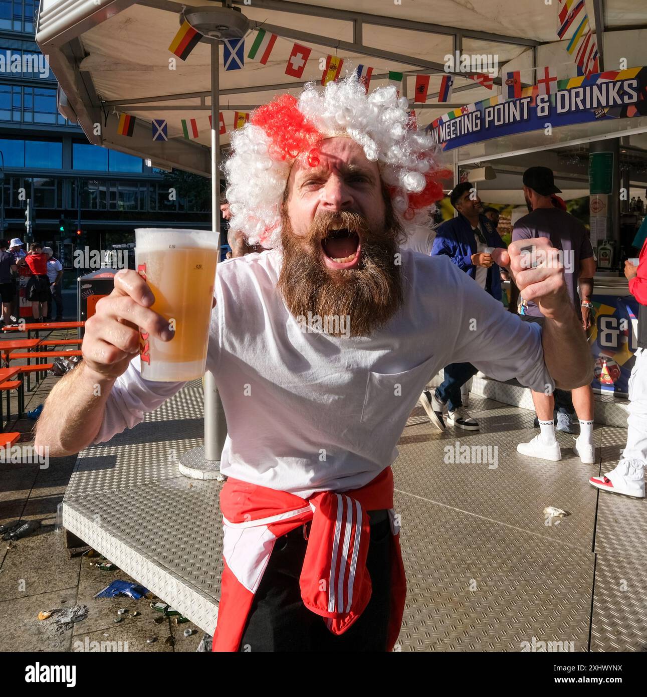 Englische Fußballfans in Berlin während der Fußball-Europameisterschaft 2024 Stockfoto