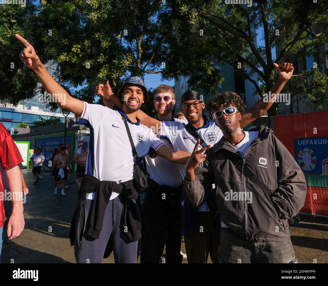 Mitglieder des YouTube-Kollektivs Beta Squad in Berlin während der UEFA Euro 2024, Niko Omilana (L), King Kenny TV (3. Aus R) und AJ Shabeel (R) Stockfoto