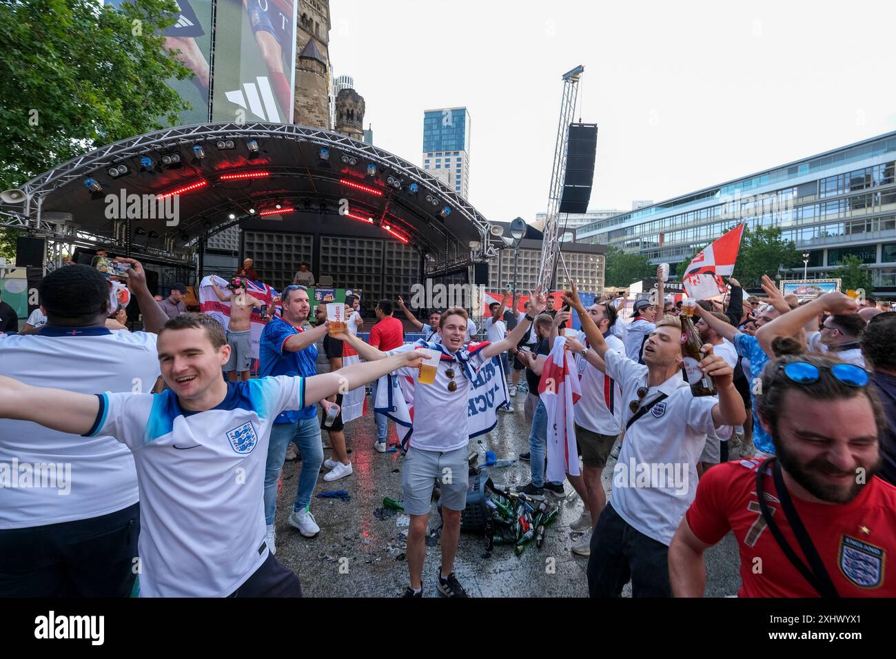 Englische Fußballfans in Berlin während der Fußball-Europameisterschaft 2024 Stockfoto