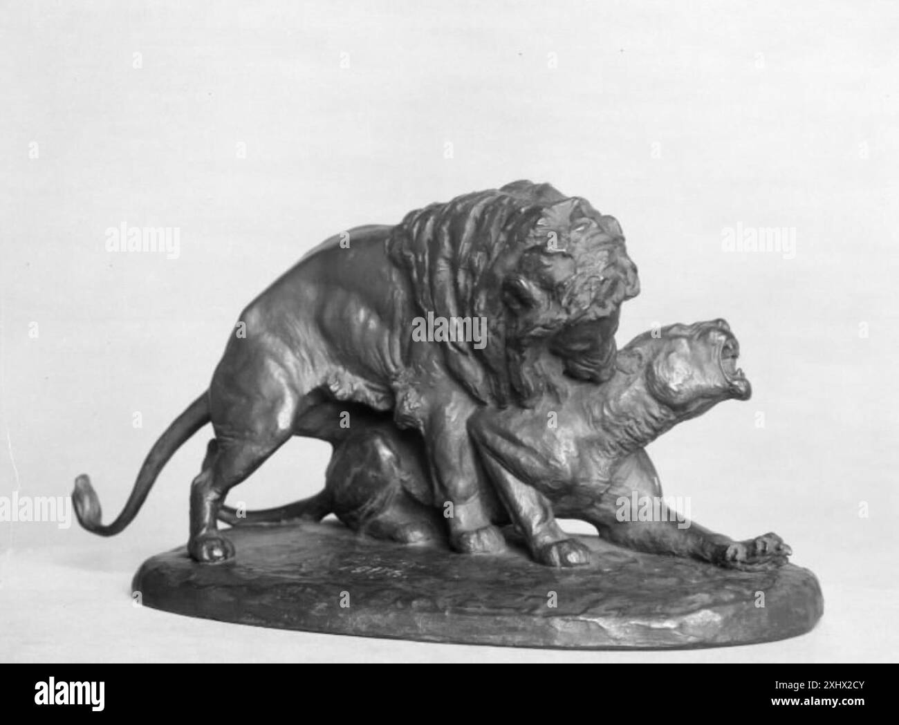 Die Statuettengruppe „zwei Löwen“ von Carl Bonnesen zeigt zwei Löwen in realistischem Stil, die im späten 19. Bis frühen 20. Jahrhundert entstanden sind. Stockfoto