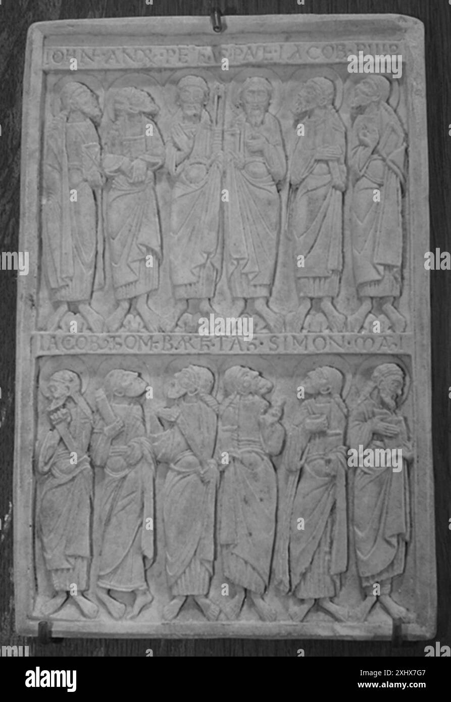 Eine Tabelle mit den zwölf Aposteln, die in Stein oder Holz geschnitzt sind und Figuren in sitzenden oder stehenden Positionen zeigen, Herkunft unbekannt. Stockfoto