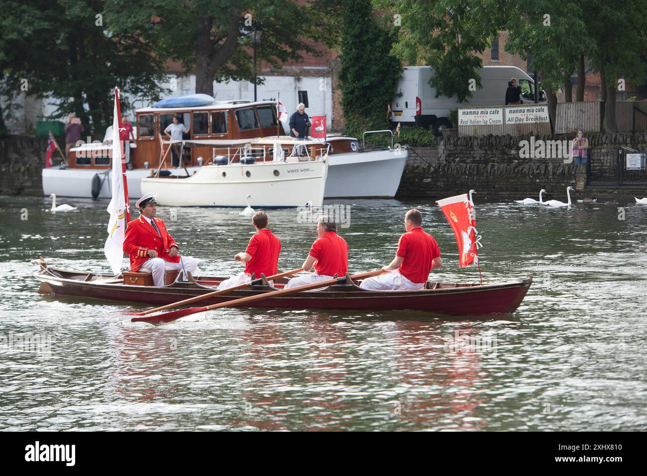 Eton, Windsor, Berkshire, Großbritannien. Juli 2024. David Barber, seine Majestät ist der King Swan Marker (L) und das Schwan Oberteil. Die jährliche Schwan-Aufstockung findet diese Woche an der Themse statt. Die Schwan-Oberteile waren heute Morgen in Eton, Windsor, als sie sich auf den nächsten Abschnitt des Flusses machten. Sie werden die Anzahl der Schwäne und Zygneten zählen und ihre Gesundheit überprüfen. Quelle: Maureen McLean/Alamy Live News Stockfoto